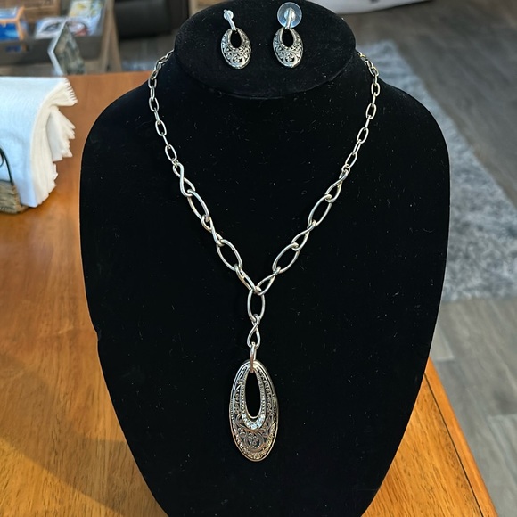 Jewelry - Vintage filigree pendant and earrings with chain style necklace, silvertone